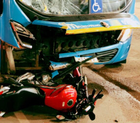Motociclista fica gravemente ferido após colidir de frente com Ônibus