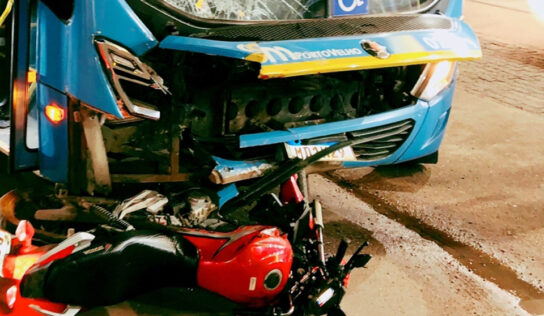 Motociclista fica gravemente ferido após colidir de frente com Ônibus