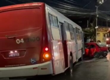 Carro e ônibus 654 se envolvem em acidente; quatro ficam feridos
