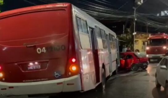 Carro e ônibus 654 se envolvem em acidente; quatro ficam feridos