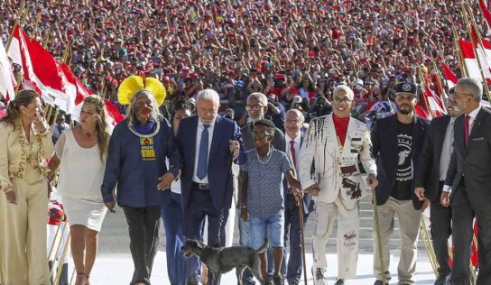 Lula sobe a rampa do Planalto e recebe faixa presidencial