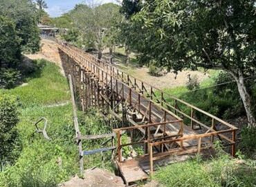 Prefeitura constrói ponte de madeira para levar pela primeira vez acessibilidade aos moradores do bairro Colônia Antônio Aleixo
