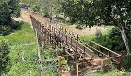 Prefeitura constrói ponte de madeira para levar pela primeira vez acessibilidade aos moradores do bairro Colônia Antônio Aleixo