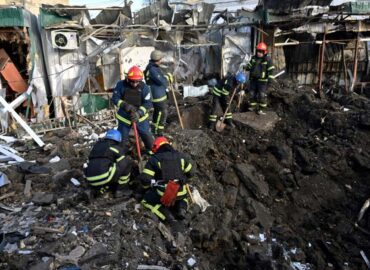 Bombardeio russo deixa 2 mortos em mercado no leste da Ucrânia