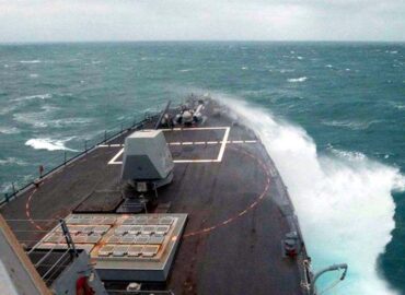 Navio militar dos EUA navega pelo Estreito de Taiwan e irrita Pequim