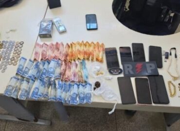 Ji-Paraná: Dupla é presa suspeita de tráfico de drogas; drogas, dinheiro e celulares são apreendidos