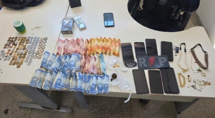 Ji-Paraná: Dupla é presa suspeita de tráfico de drogas; drogas, dinheiro e celulares são apreendidos