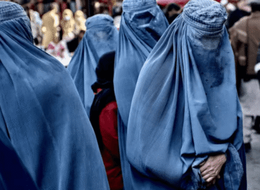 Talibã confirma detenção de mulheres e meninas no Afeganistão por descumprimento do código de vestimenta