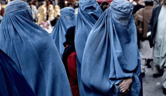 Talibã confirma detenção de mulheres e meninas no Afeganistão por descumprimento do código de vestimenta