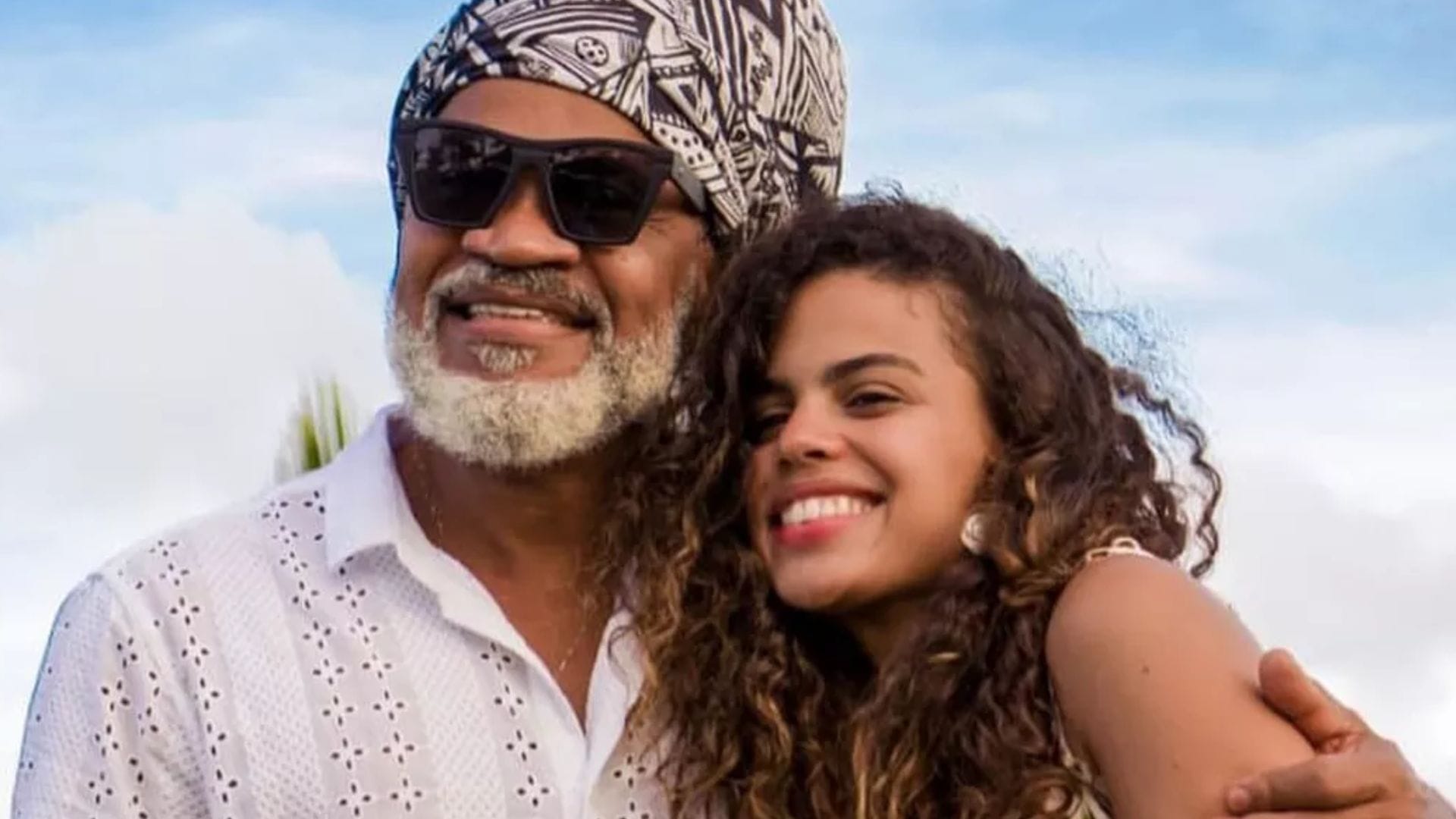 Carlinhos Brown e a filha, Clara Buarque - Foto: Reprodução / Instagram @carlinhosbrown