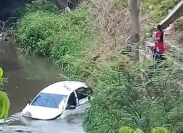 Motorista de aplicativo cai com carro em igarapé de Manaus; VÍDEO