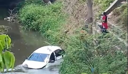 Motorista de aplicativo cai com carro em igarapé de Manaus; VÍDEO