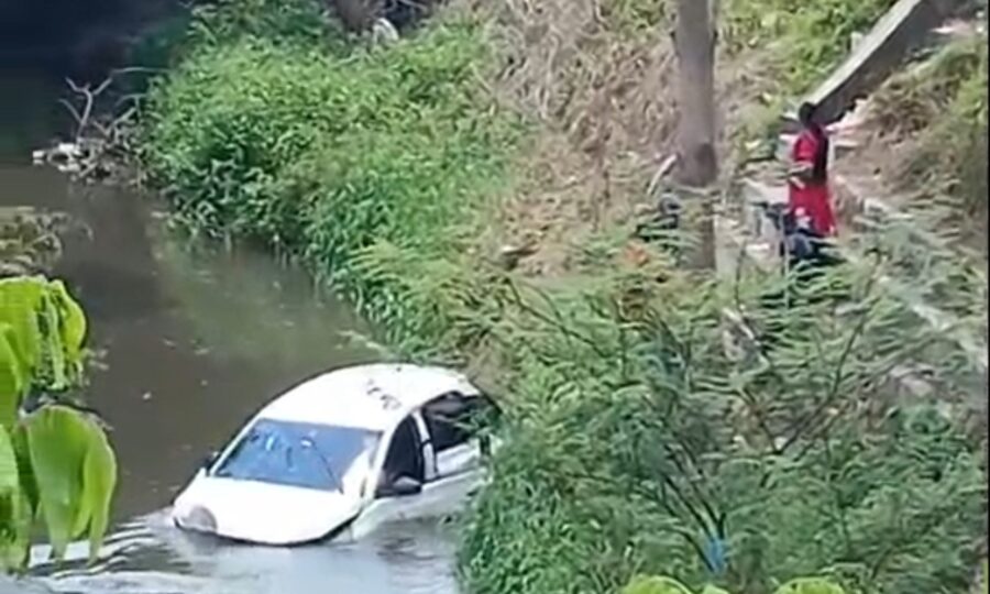 Motorista de aplicativo cai com carro em igarapé de Manaus; VÍDEO