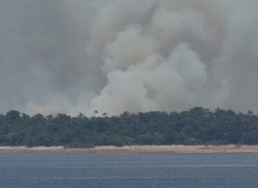 Forte incêndio atinge área de vegetação no distrito de Cacau Pirera