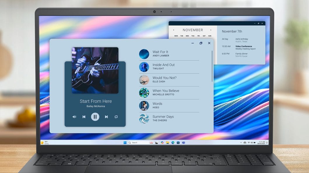 Vista frontal de notebook com teclado numérico e tela ligada, exibindo aplicativo de música e janela de calendário sobre fundo colorido e desfocado.