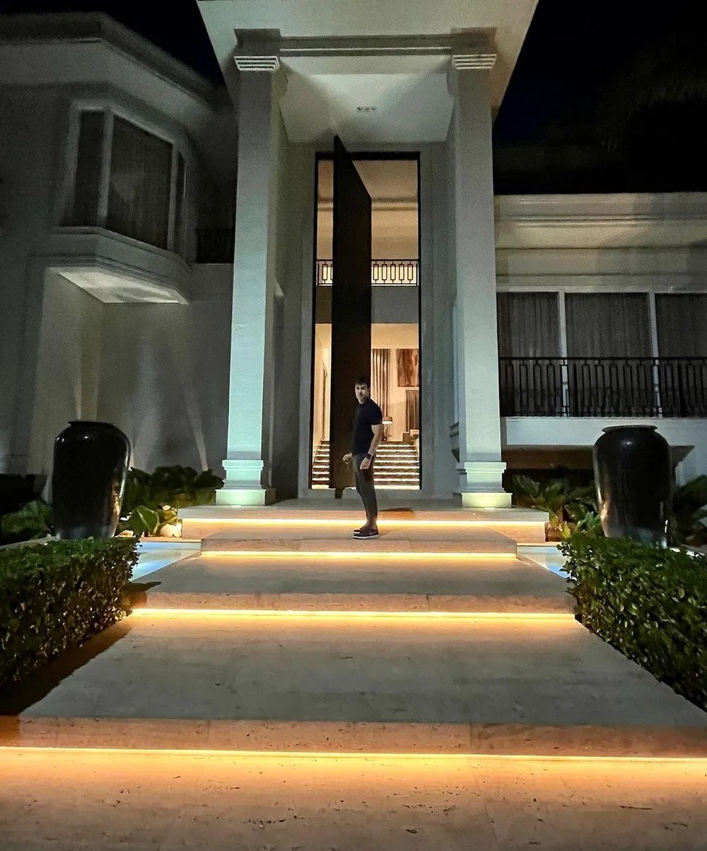 Entrada da mansão de Rodrigo Faro - Foto: Reprodução / Instagram @rodrigofaro 