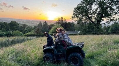 Aos 51 anos, cantora vive em fazenda com cães treinados para protegê-la em local usado como refúgio pela família