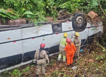 Quatro pessoas seguem sob avaliação médica após micro-ônibus cair em ribanceira na BR-174