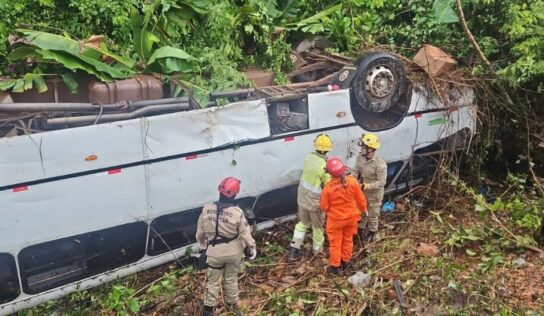 Quatro pessoas seguem sob avaliação médica após micro-ônibus cair em ribanceira na BR-174
