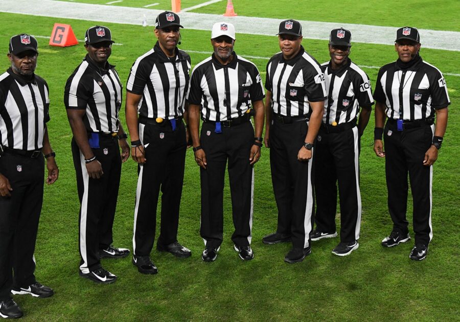 Sete em campo e divisão por bonés: entenda como funciona a arbitragem da NFL
