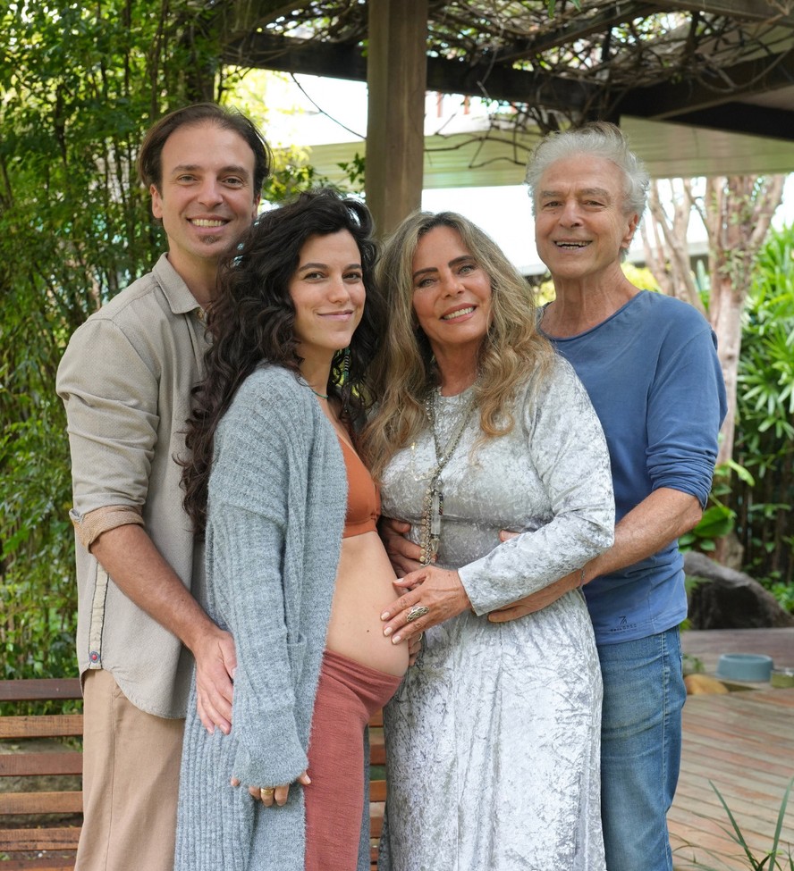 Bruna Lombardi e Carlos Alberto Riccelli posam com filho e nora grávida do 1º neto: 'Maior felicidade'