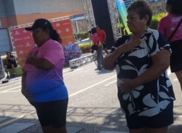 Tímida, costureira de 62 anos participa de aula de ioga no Verão Amazônico em Manaus