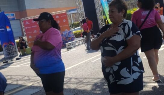 Tímida, costureira de 62 anos participa de aula de ioga no Verão Amazônico em Manaus