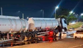 Motorista fica ferido após embate de camião-cisterna no viaduto do Trevo do Roque