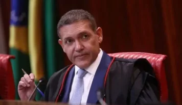 TSE determina suspensão de canal de André Janones no WhatsApp a pedido de Flávio Bolsonaro