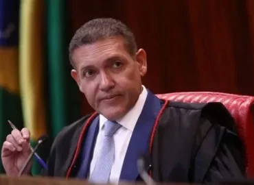 TSE determina suspensão de canal de André Janones no WhatsApp a pedido de Flávio Bolsonaro