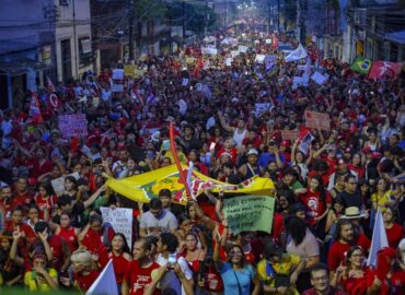 Apoiadores de Lula lotam ruas de Manaus, mesmo com fumaça e calor extremo