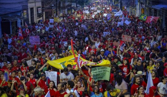 Apoiadores de Lula lotam ruas de Manaus, mesmo com fumaça e calor extremo