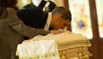 Filho de Benito di Paula dá o último adeus ao pai durante velório
