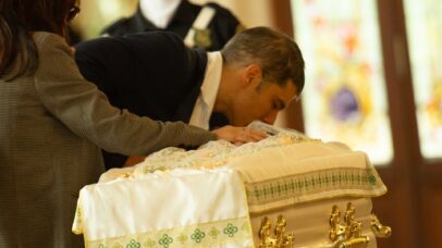 Filho de Benito di Paula dá o último adeus ao pai durante velório