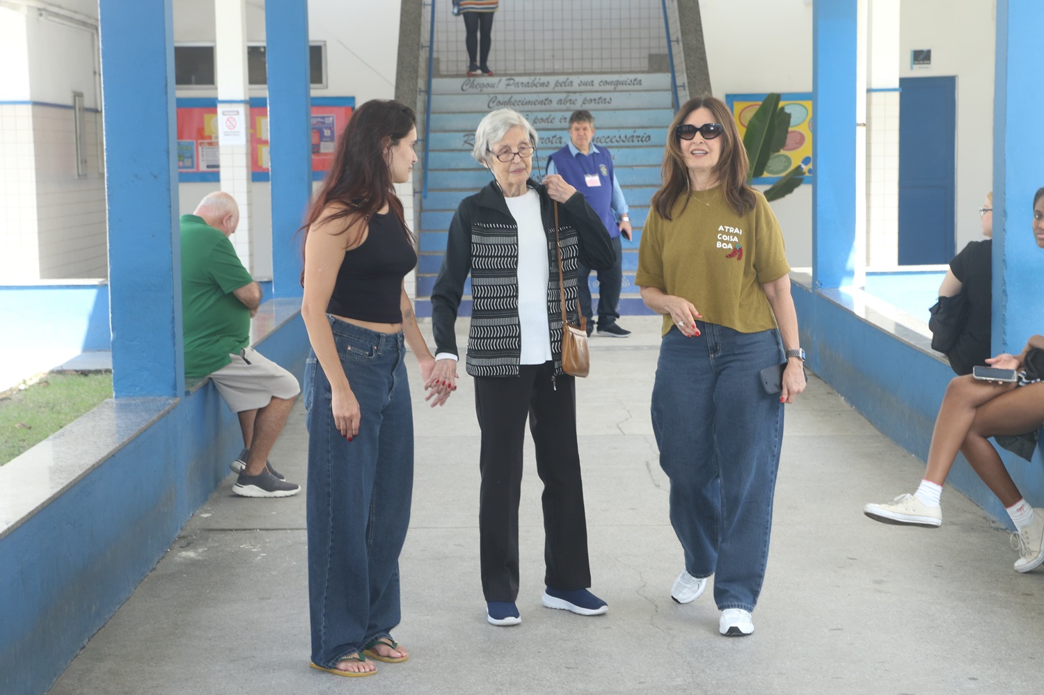 Fátima Bernardes, sua mãe e filha votam no 1° turno no Rio de Janeiro. Foto André Moreira/Brazil News