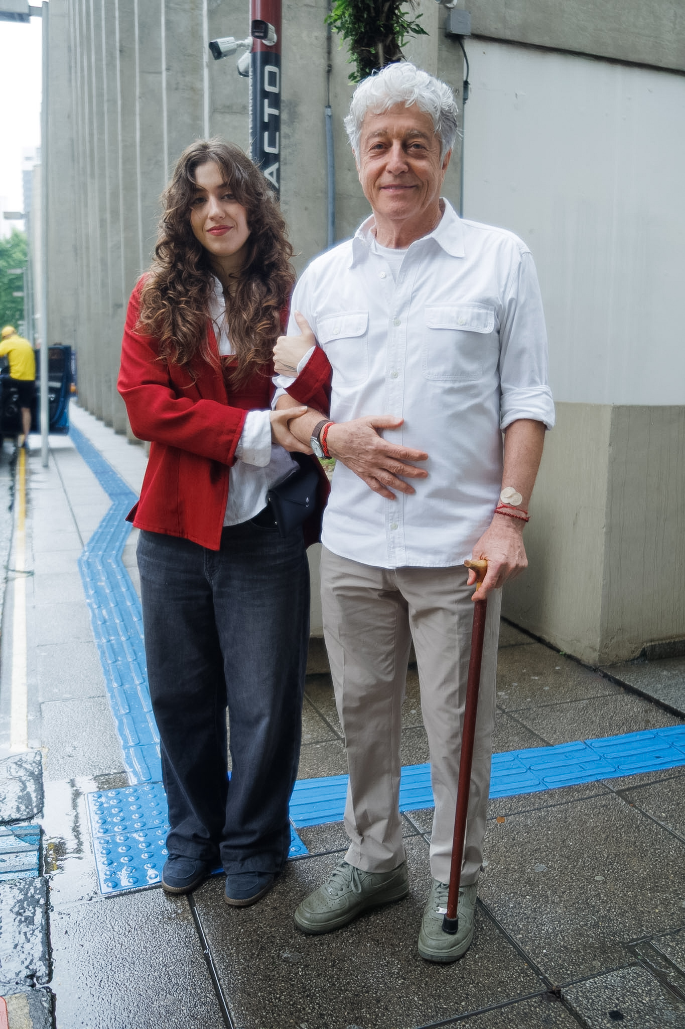 Caco Barcellos com sua filha chegam para votar em São Paulo - Foto: Brazilnews