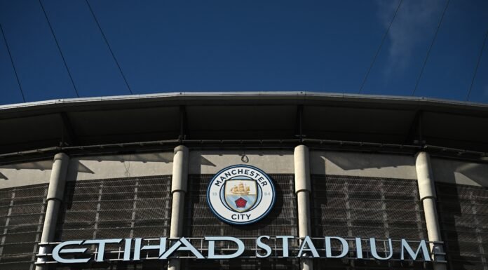 Patrocinadora do Manchester City estuda ação legal contra Premier League por prejuízos gerados
