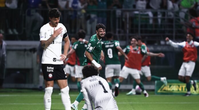Palmeiras goleia Corinthians e foca na reta final