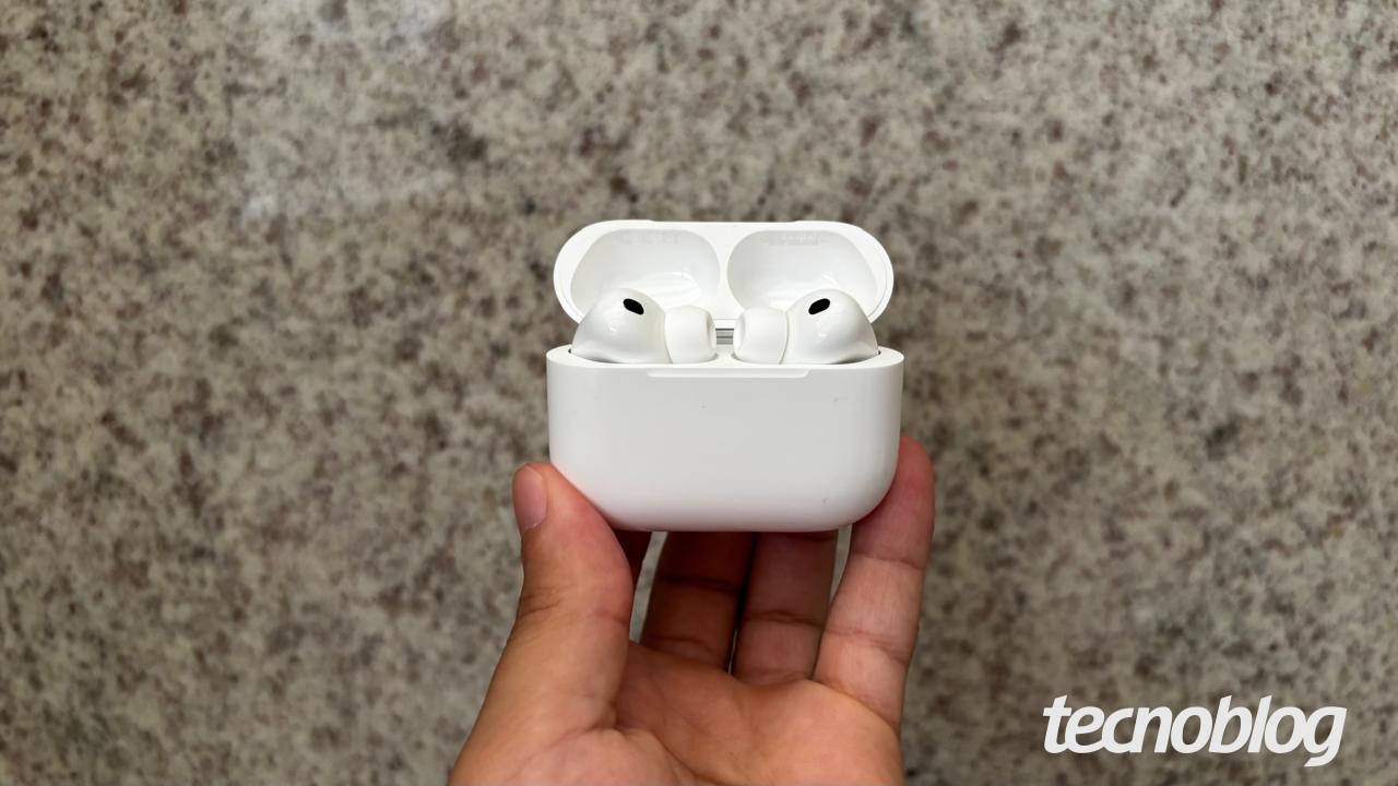 Uma mão segurando o AirPods Pro 3 com o case aberto