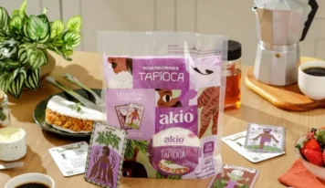 Akio leva folclore brasileiro para embalagens de tapioca em estratégia nacional para engajar consumidor e acelerar vendas.
