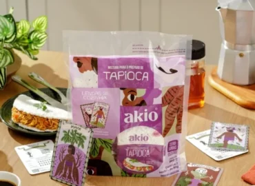 Akio leva folclore brasileiro para embalagens de tapioca em estratégia nacional para engajar consumidor e acelerar vendas.