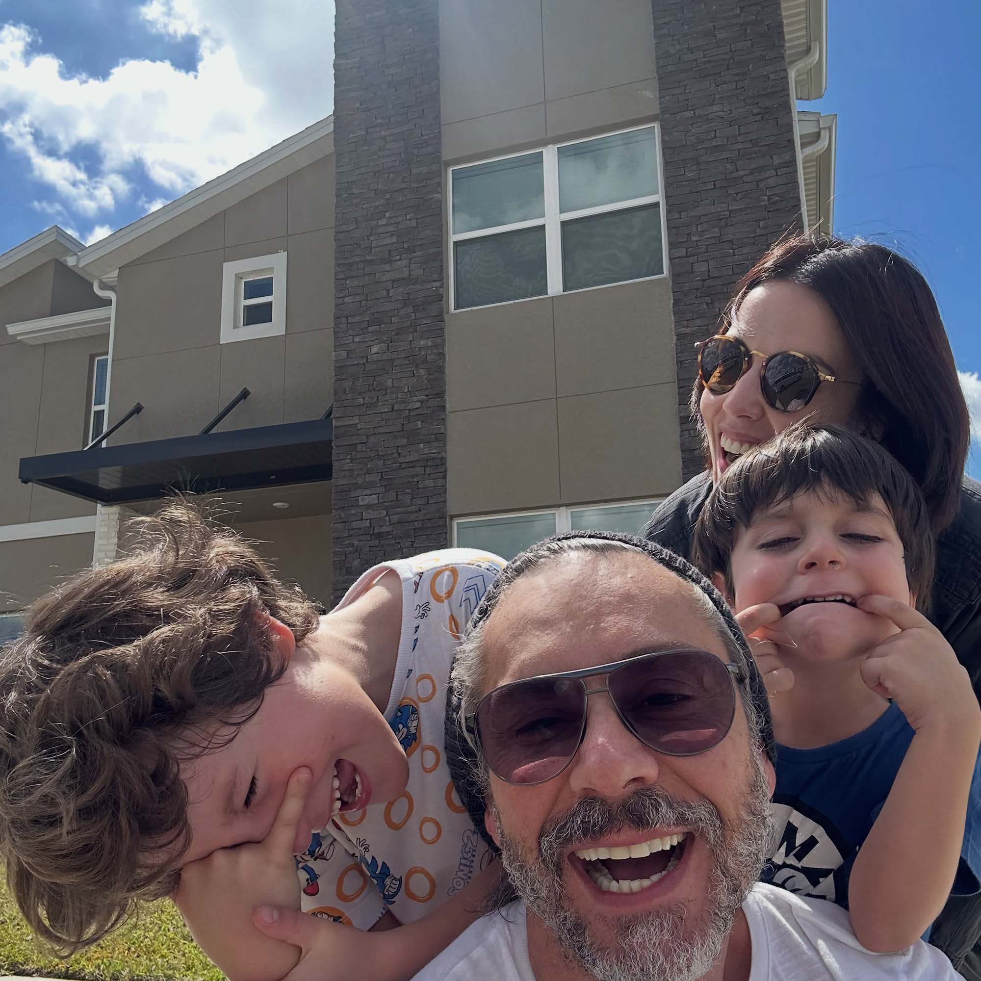 Alexandre Nero e Karen Brusttolin com os filhos - Foto: Reprodução / Instagram