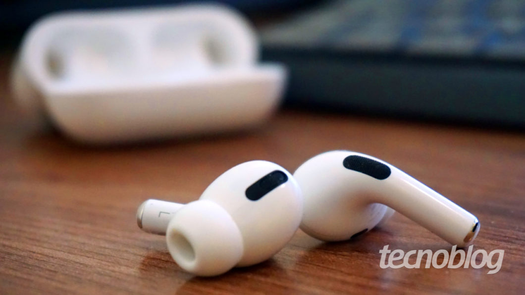 Apple AirPods Pro em cima de uma mesa de madeira