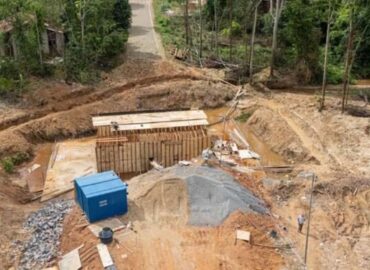 Obras de galeria de concreto na rua Américo Vespúcio avançam para fase de concretagem em Jaru