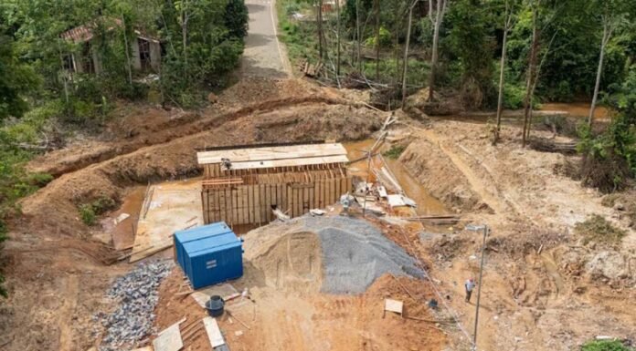 Obras de galeria de concreto na rua Américo Vespúcio avançam para fase de concretagem em Jaru