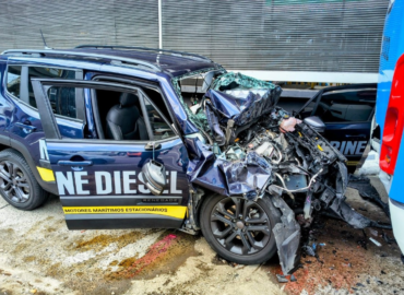 Motorista fica presa em carro após colisão com ônibus na Avenida Constantino Nery, em Manaus