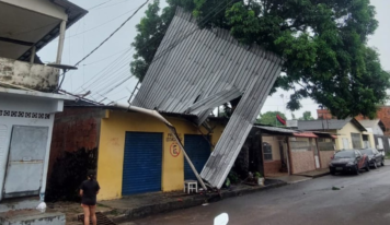 Temporal destelha casa na zona Centro-Oeste de Manaus; VÍDEO