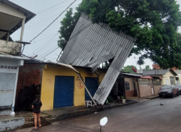 Temporal destelha casa na zona Centro-Oeste de Manaus; VÍDEO