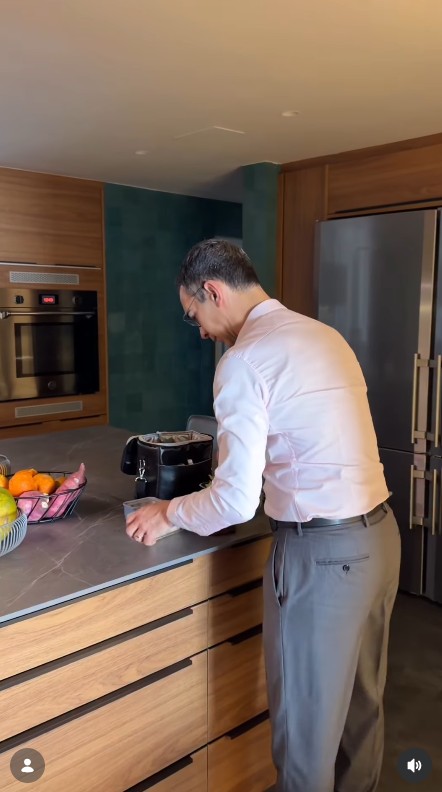 César Tralli na cozinha de seu apartamento no Rio - Foto: Reprodução / Instagram @cesartralli
