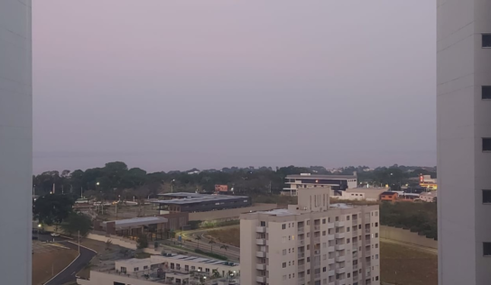 Manaus amanhece encoberta por fumaça após incêndio atingir área de vegetação no Cacau Pirêra